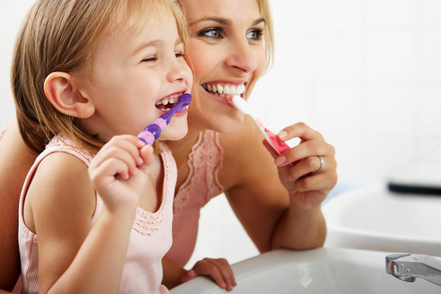 Denti puliti nei bambini: come abituarli al lavaggio quotidiano